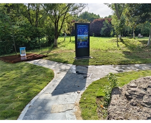 南艷湖公園采購(gòu)65寸戶外信息發(fā)布一體機(jī)